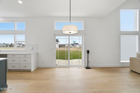 Tiny photo for 17 Hawthorne Crossing, Perrysburg, OH 43551 (MLS # 10005747)