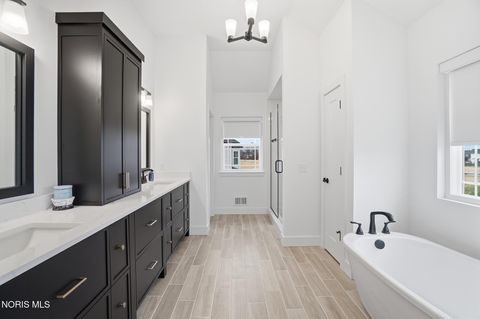 Tiny photo for 17 Hawthorne Crossing, Perrysburg, OH 43551 (MLS # 10005747)