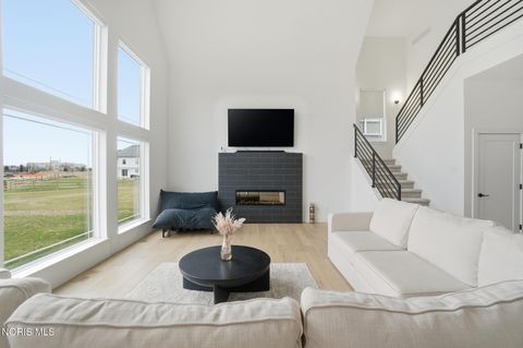 Tiny photo for 17 Hawthorne Crossing, Perrysburg, OH 43551 (MLS # 10005747)