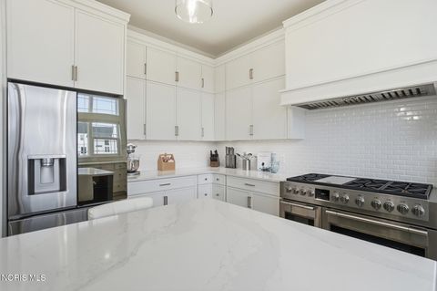 Tiny photo for 17 Hawthorne Crossing, Perrysburg, OH 43551 (MLS # 10005747)