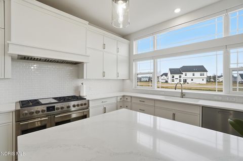 Tiny photo for 17 Hawthorne Crossing, Perrysburg, OH 43551 (MLS # 10005747)