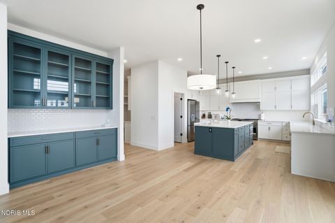 Tiny photo for 17 Hawthorne Crossing, Perrysburg, OH 43551 (MLS # 10005747)