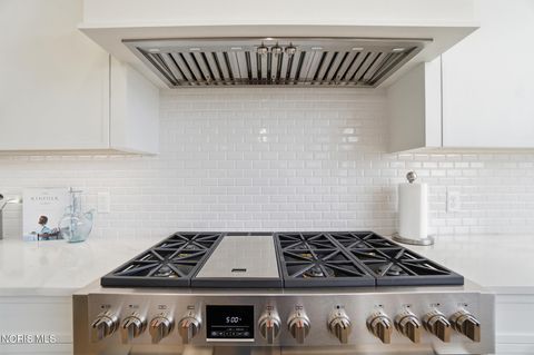 Tiny photo for 17 Hawthorne Crossing, Perrysburg, OH 43551 (MLS # 10005747)