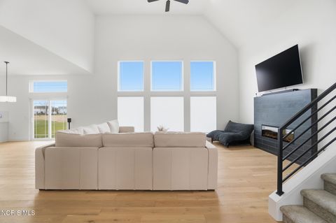 Tiny photo for 17 Hawthorne Crossing, Perrysburg, OH 43551 (MLS # 10005747)