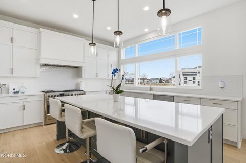 Tiny photo for 17 Hawthorne Crossing, Perrysburg, OH 43551 (MLS # 10005747)