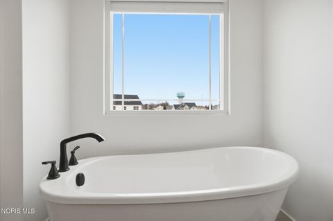 Tiny photo for 17 Hawthorne Crossing, Perrysburg, OH 43551 (MLS # 10005747)