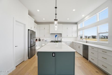 Tiny photo for 17 Hawthorne Crossing, Perrysburg, OH 43551 (MLS # 10005747)