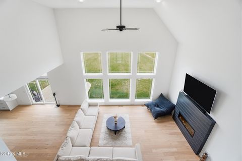 Tiny photo for 17 Hawthorne Crossing, Perrysburg, OH 43551 (MLS # 10005747)