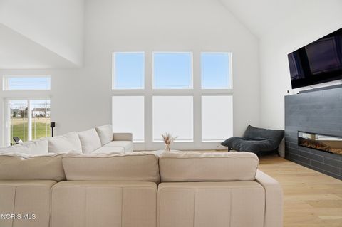 Tiny photo for 17 Hawthorne Crossing, Perrysburg, OH 43551 (MLS # 10005747)