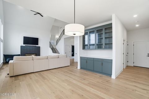 Tiny photo for 17 Hawthorne Crossing, Perrysburg, OH 43551 (MLS # 10005747)