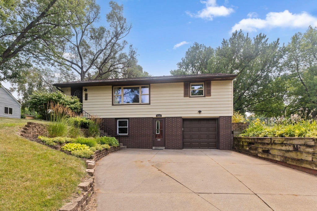 Photo of 1716 County Road C E, Maplewood, MN 55109 (MLS # 7113605)