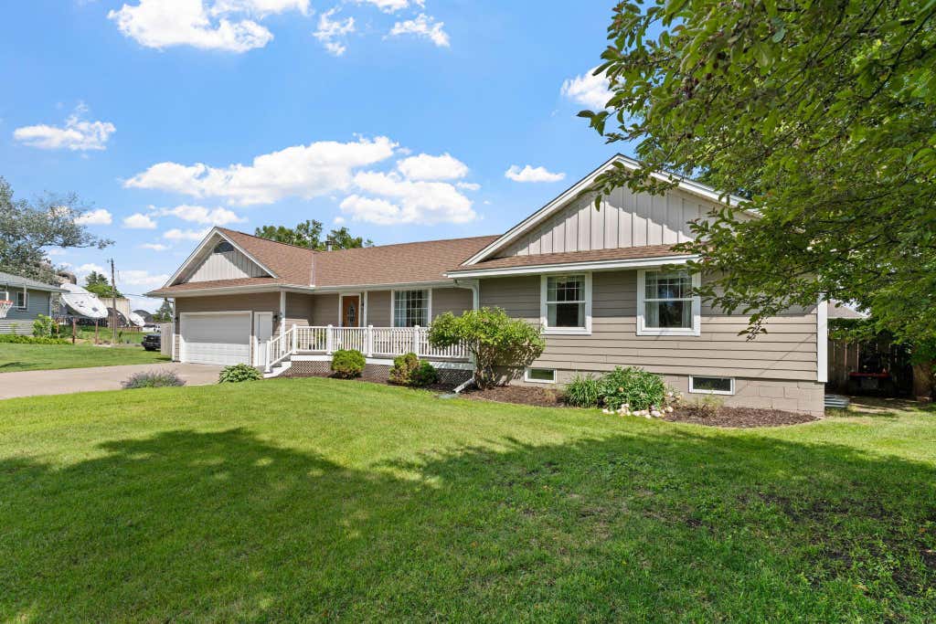 Photo of 400 Decatur Avenue N, Golden Valley, MN 55427 (MLS # 7126302)