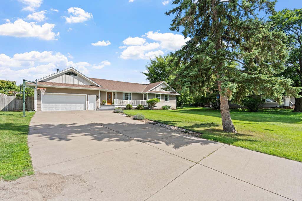 Photo of 400 Decatur Avenue N, Golden Valley, MN 55427 (MLS # 7126302)