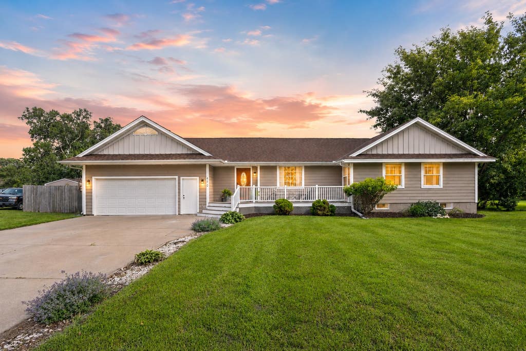 Photo of 400 Decatur Avenue N, Golden Valley, MN 55427 (MLS # 7126302)