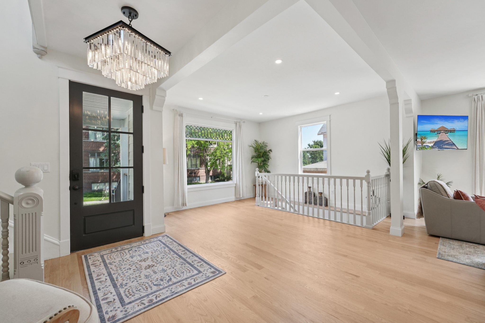 109 Pine Street E