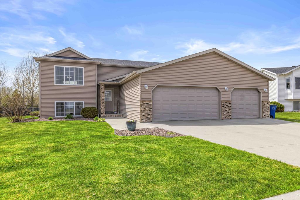 Photo of 1911 35th Street Circle S, Moorhead, MN 56560 (MLS # 7068311)