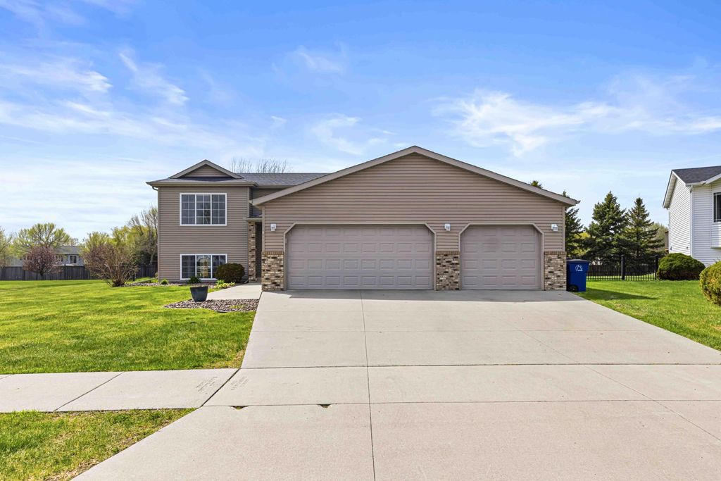 Photo of 1911 35th Street Circle S, Moorhead, MN 56560 (MLS # 7068311)