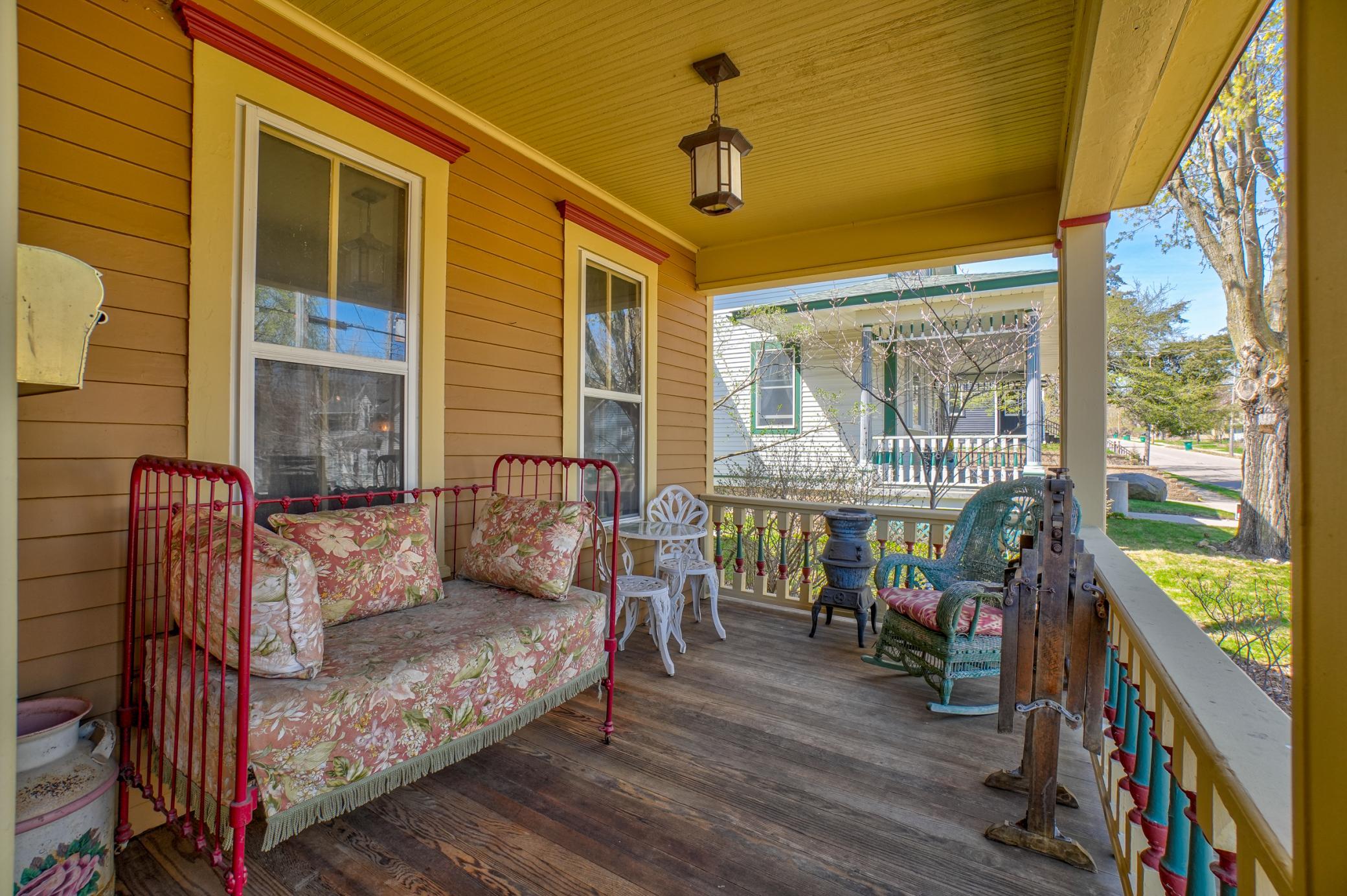 613 Olive Street W