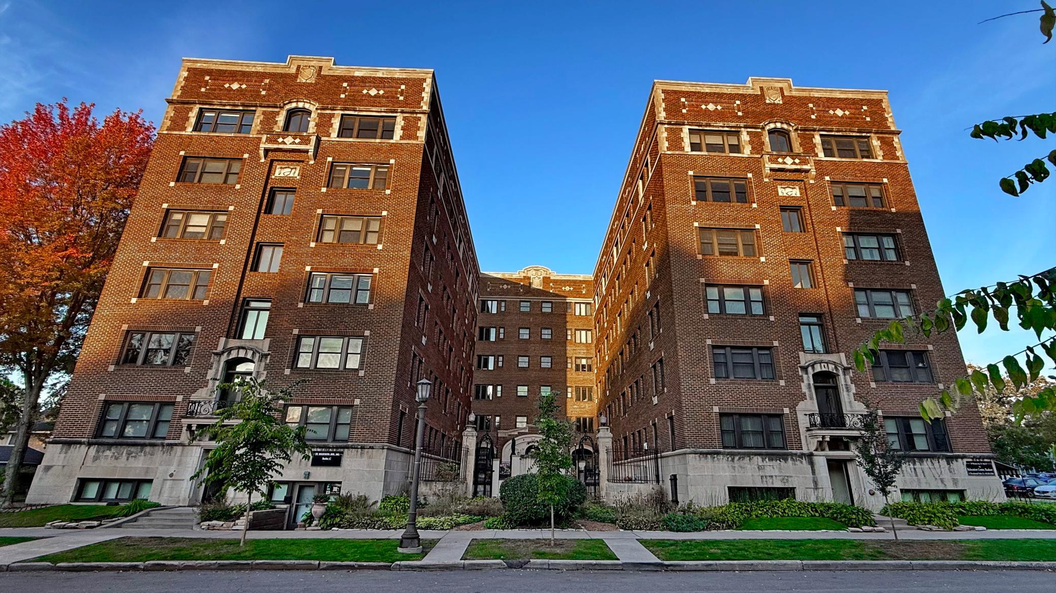 79 Western Avenue N 606