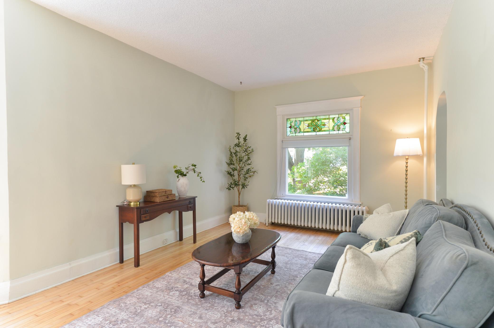 153 Winifred Street W