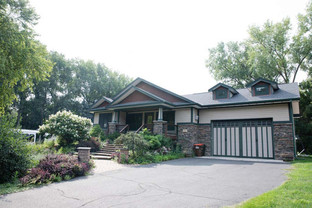 Photo of 930 County Road C E, Maplewood, MN 55109 (MLS # 7132005)