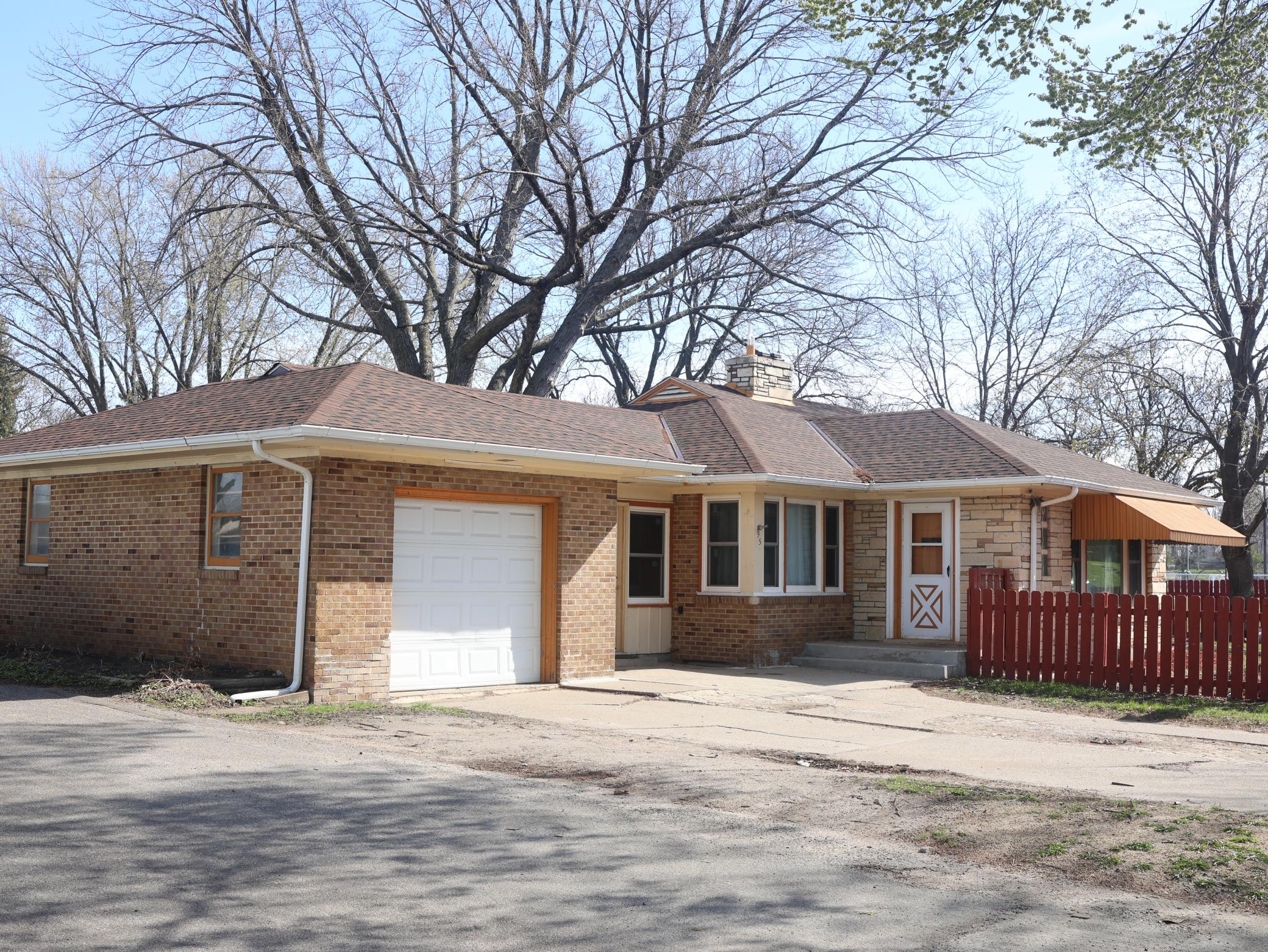 95 Rose Avenue W