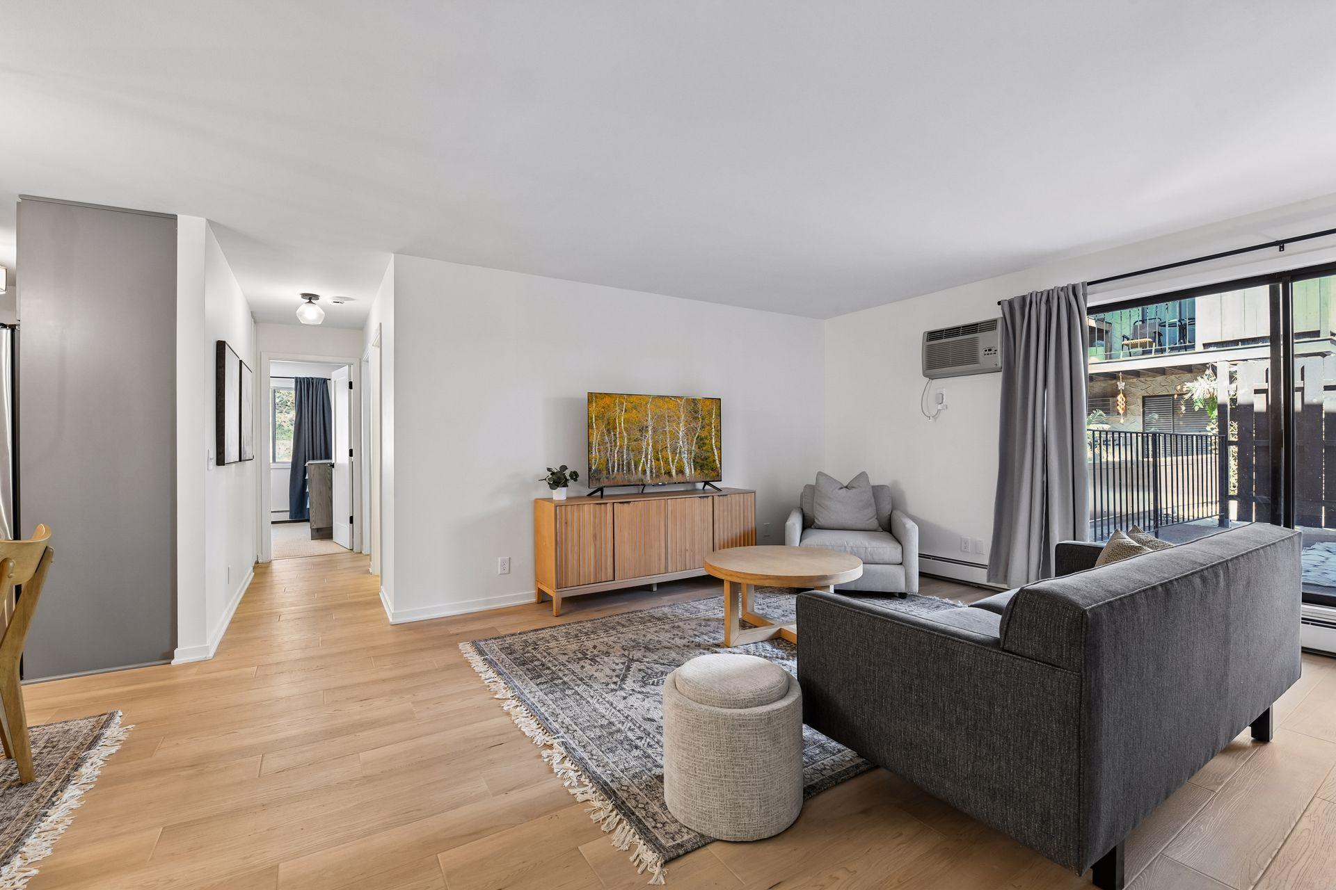 215 Barry Avenue S 202
