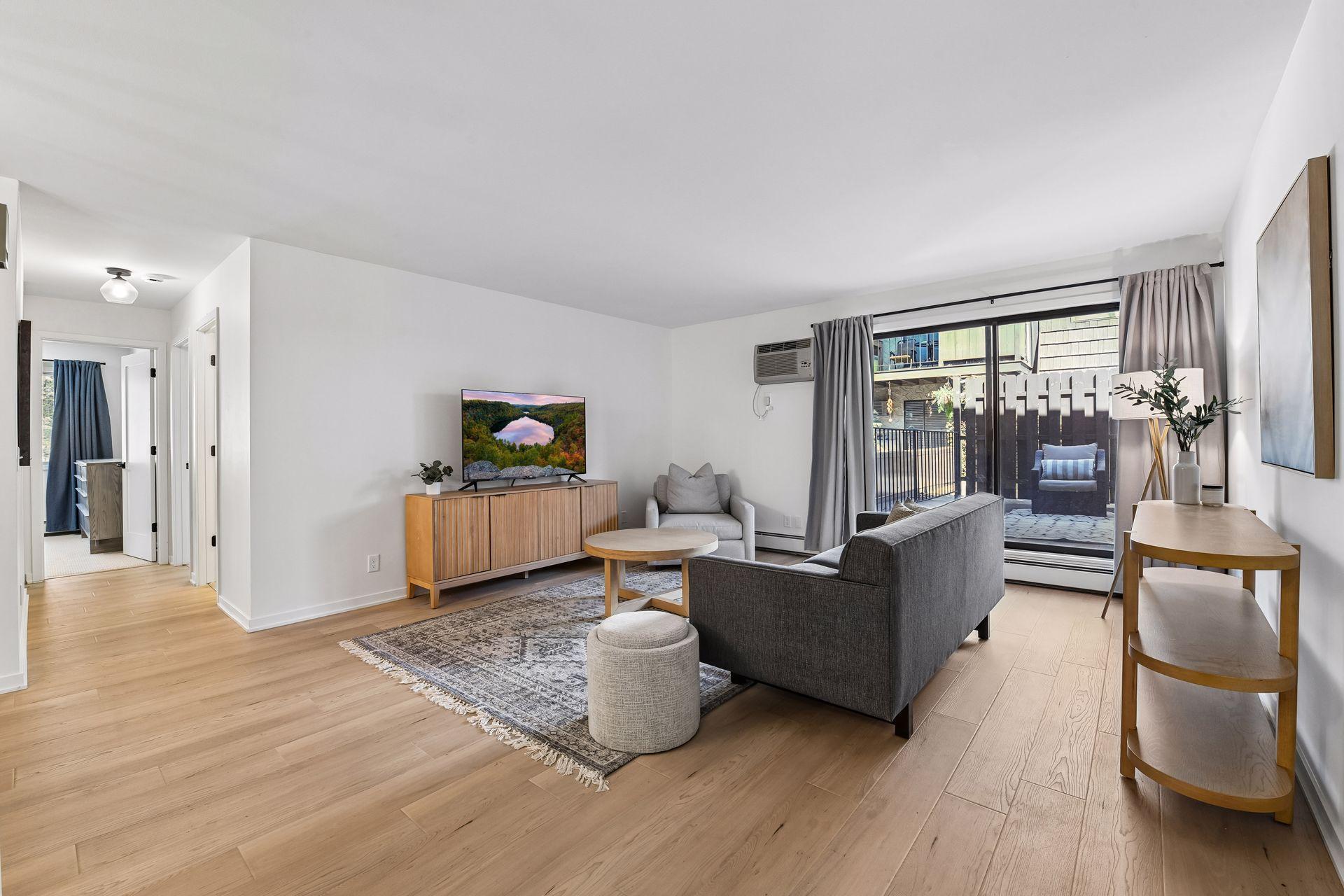 215 Barry Avenue S 202