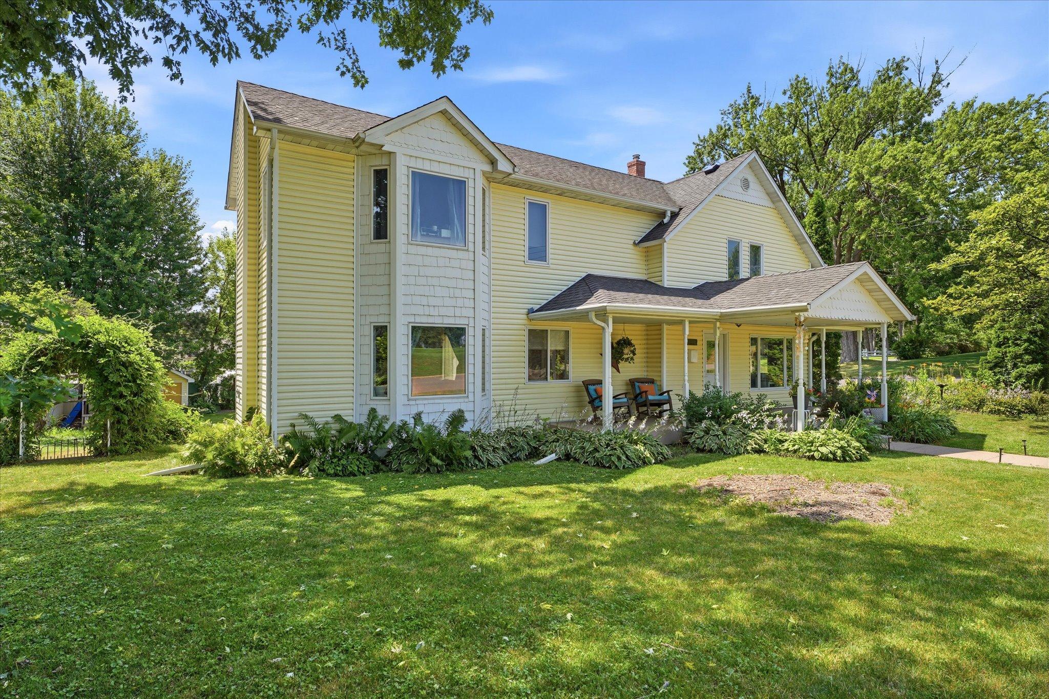 523 Moore Street W
