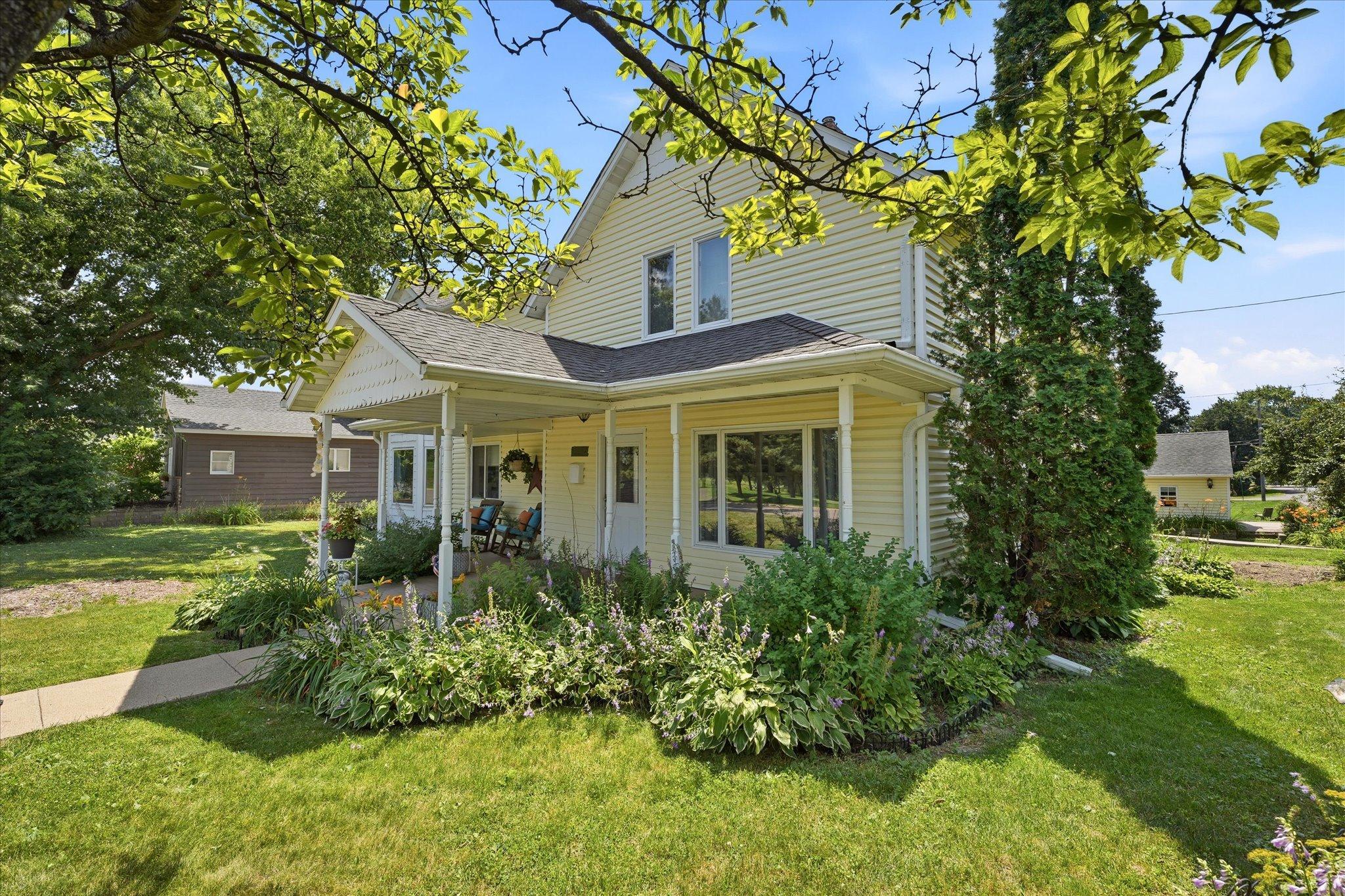523 Moore Street W