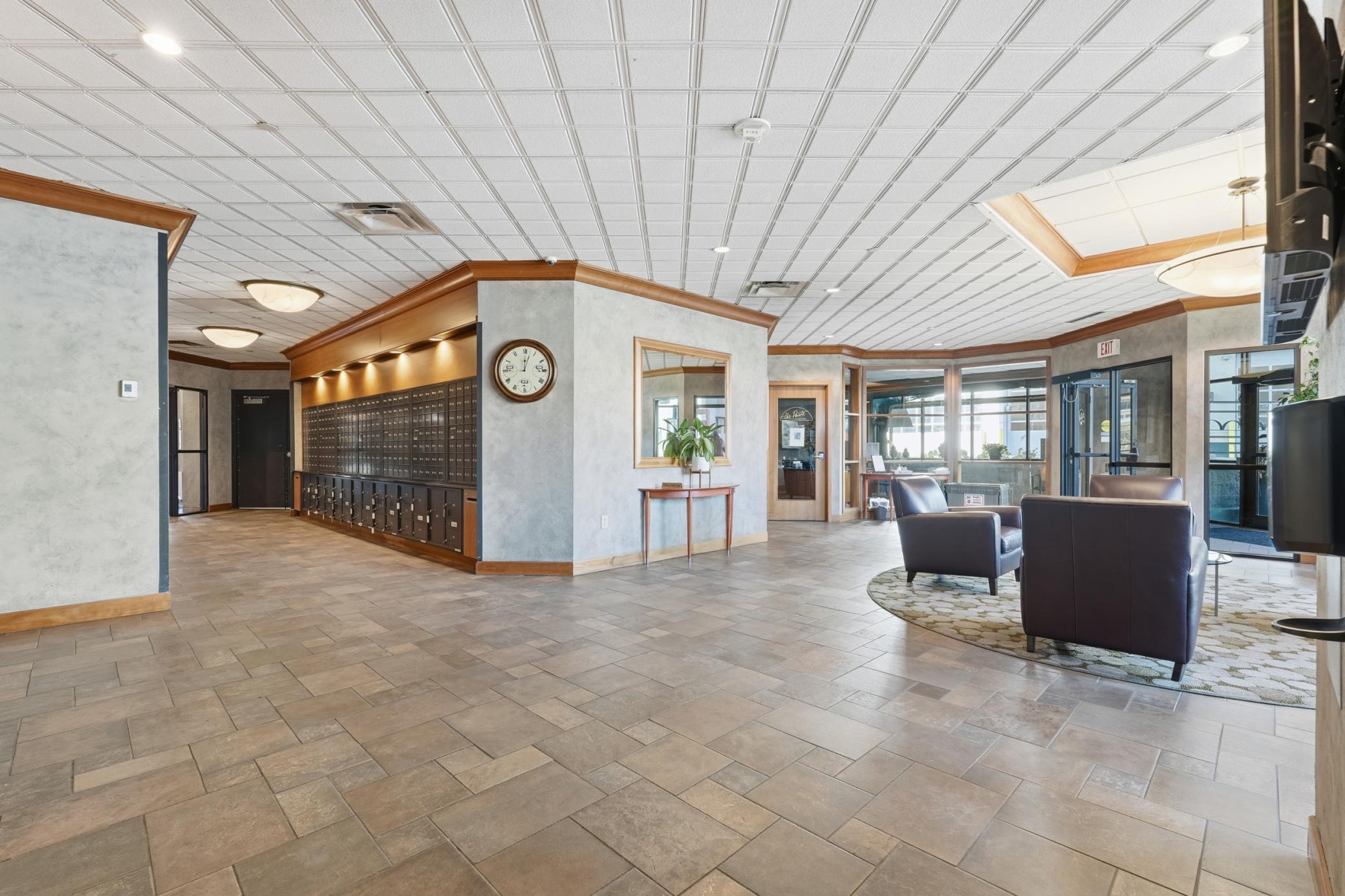 78 10th Street E 2807