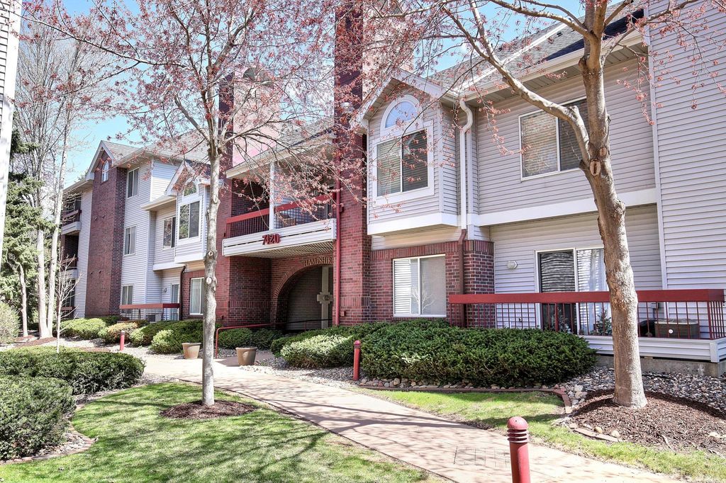 Photo of 7420 Edinborough Way #6211, Edina, MN 55435 (MLS # 7054450)