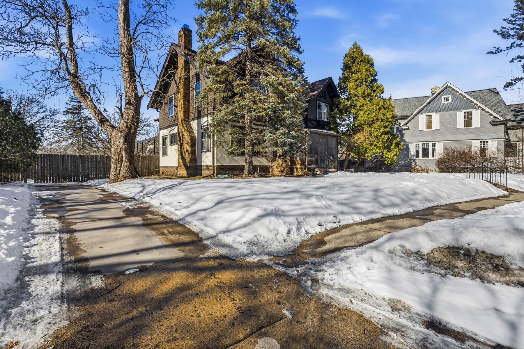 2426 Sheridan Avenue S