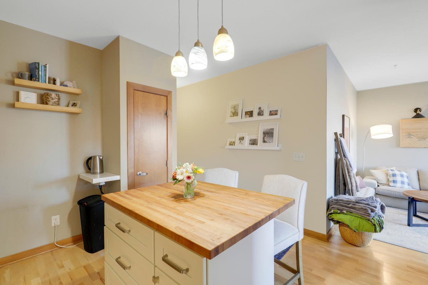 15 E Franklin Avenue 208