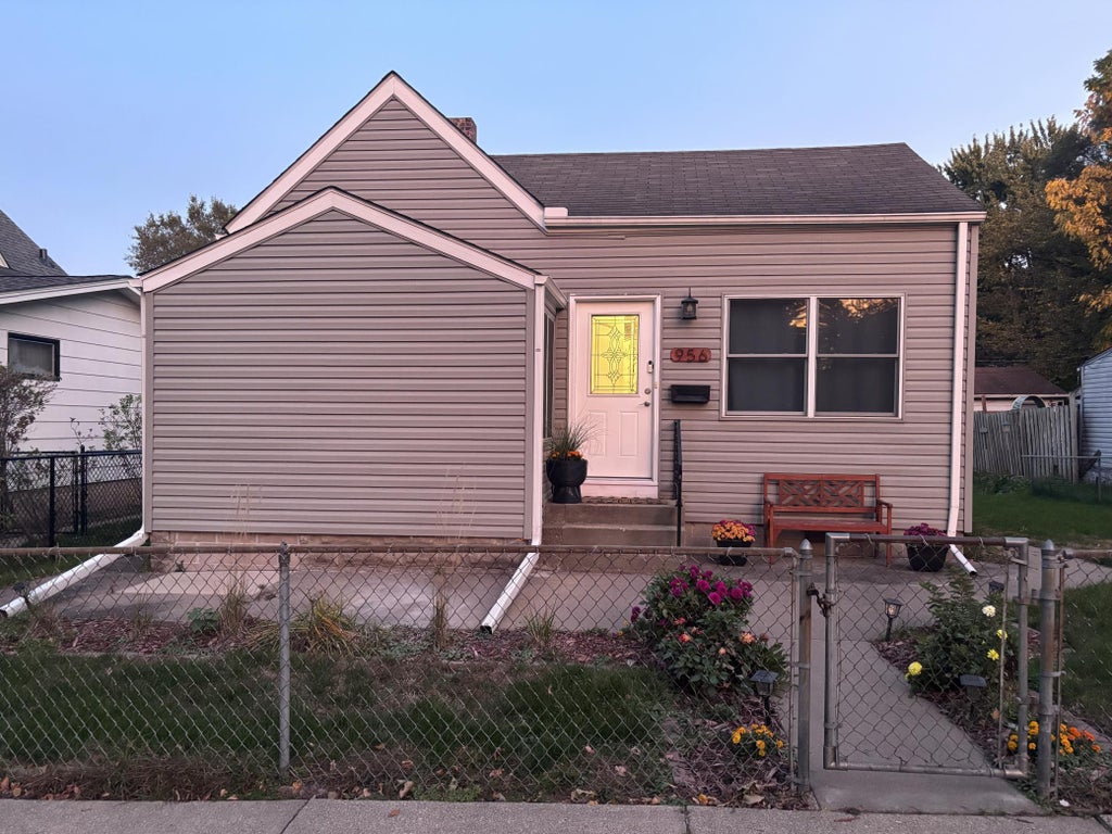 Photo of 956 Humboldt Avenue, West Saint Paul, MN 55118 (MLS # 7158407)