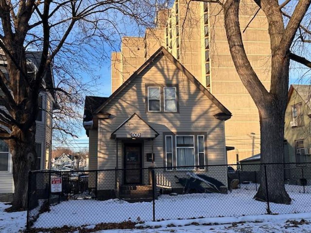 Photo of 609 Case Avenue, Saint Paul, MN 55130 (MLS # 7011178)