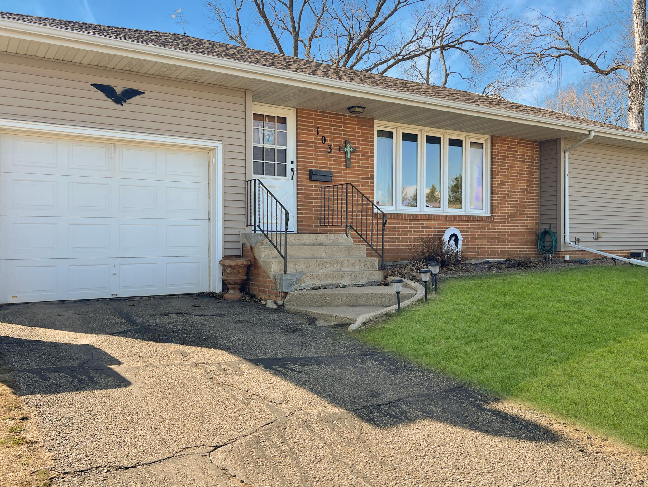 103 Montgomery Street - Photo 2