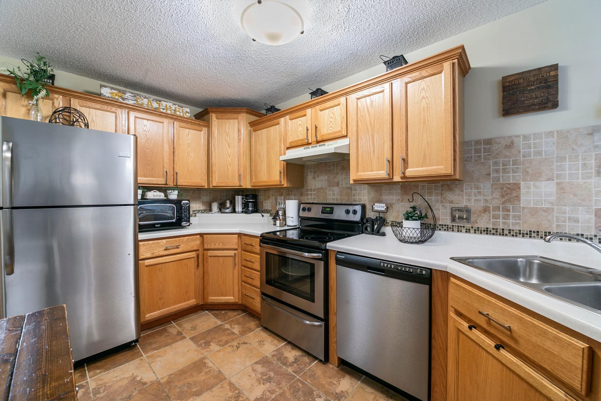 2433 Oakridge Circle