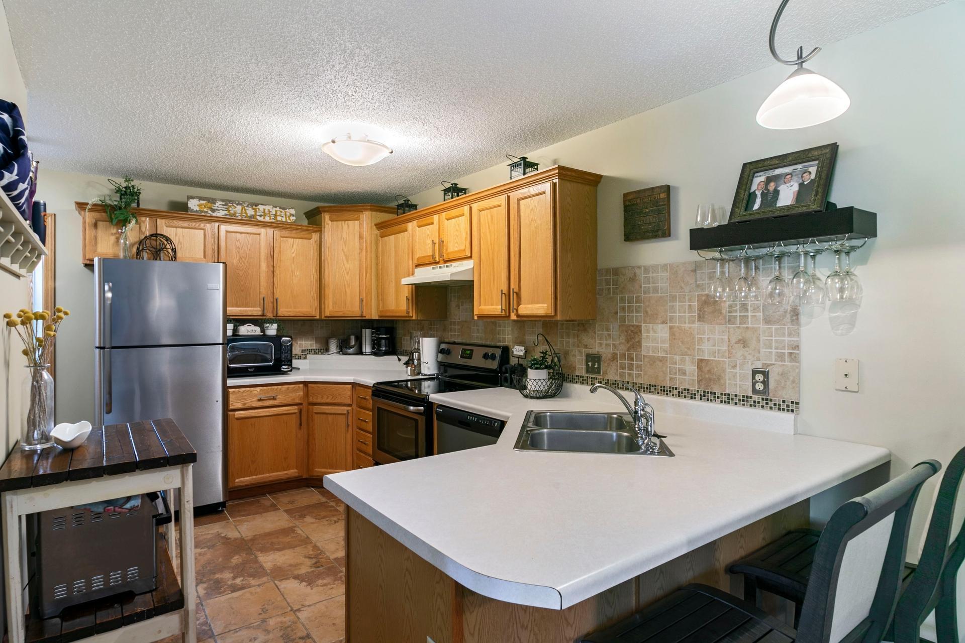 2433 Oakridge Circle