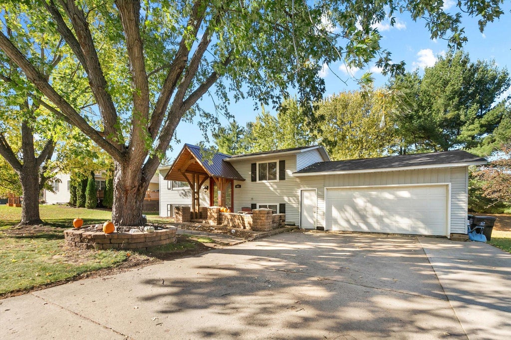 Photo of 603 Prairie Drive N, Hudson, WI 54016 (MLS # 7157788)
