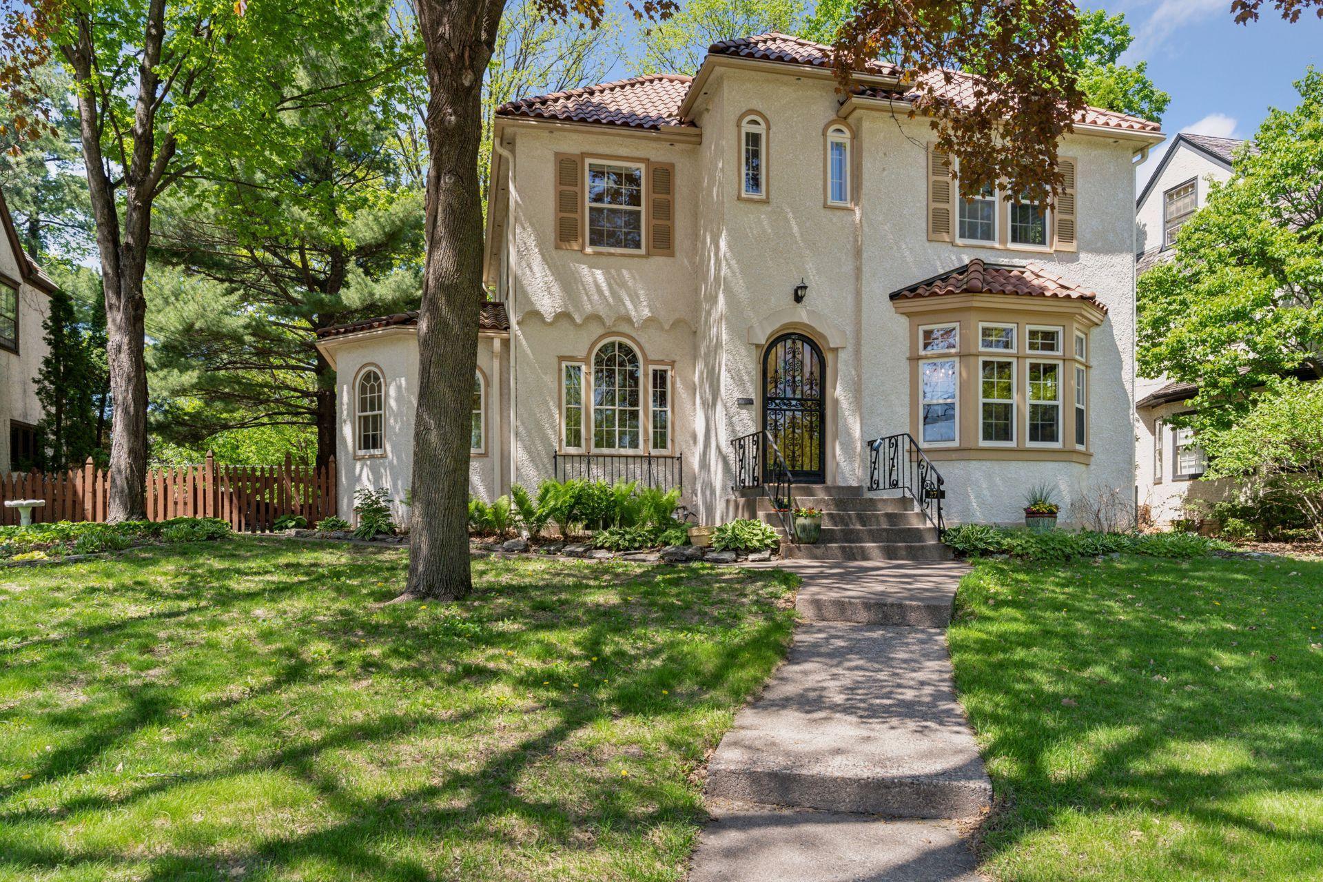 271 Mount Curve Boulevard