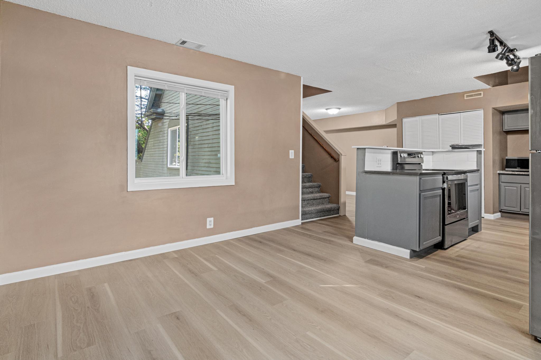 87 Cook Avenue W