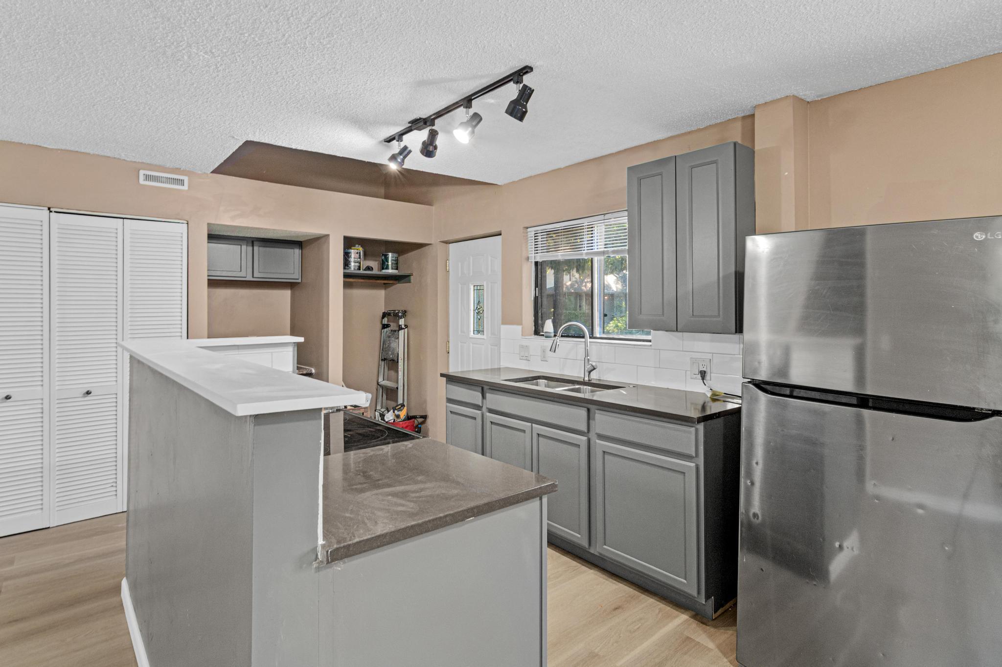 87 Cook Avenue W