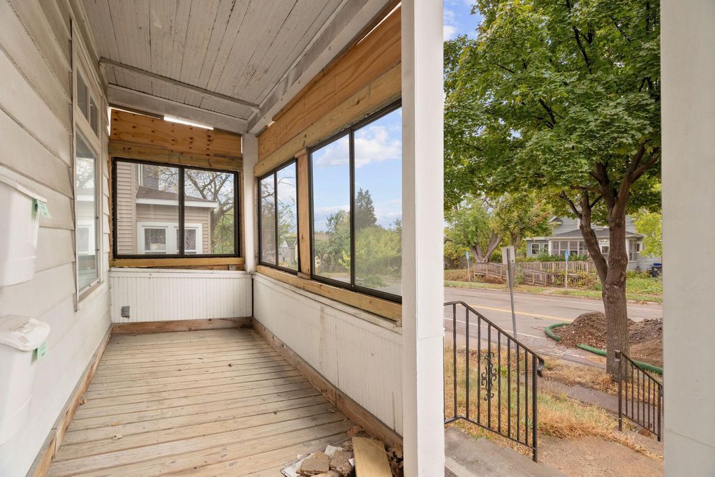 Photo of 952 Western Avenue N, Saint Paul, MN 55117 (MLS # 7012739)