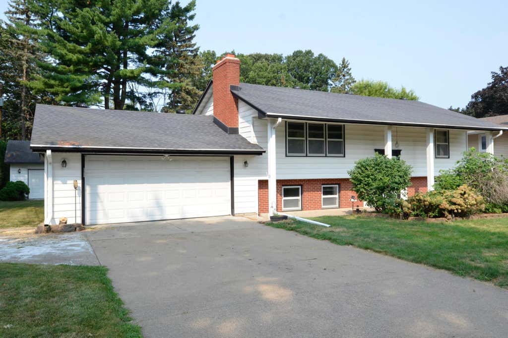 Photo of 2226 Pleasant View Drive, New Brighton, MN 55112 (MLS # 7128280)