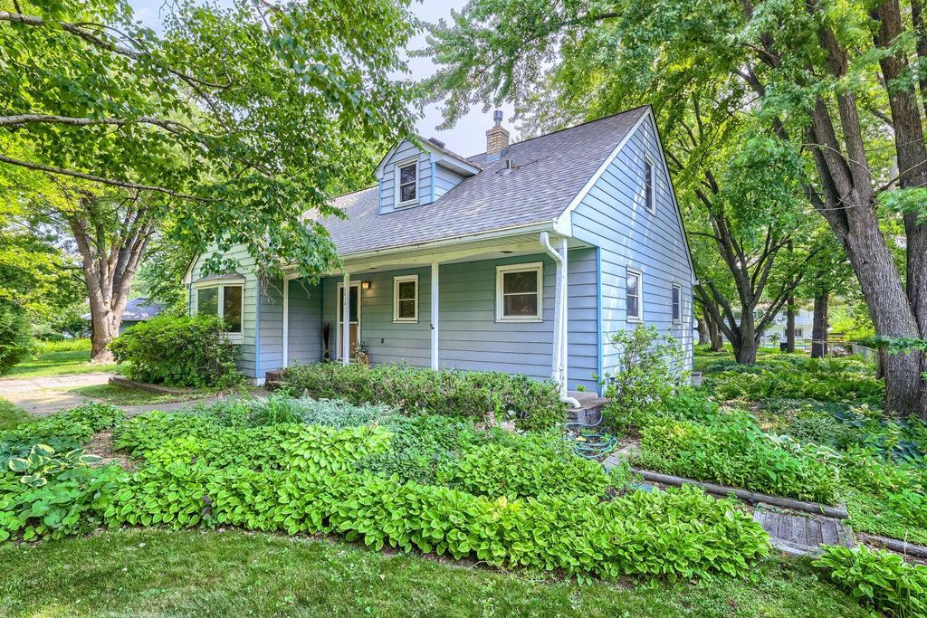 Photo of 3010 Fairview Avenue N, Roseville, MN 55113 (MLS # 7039245)