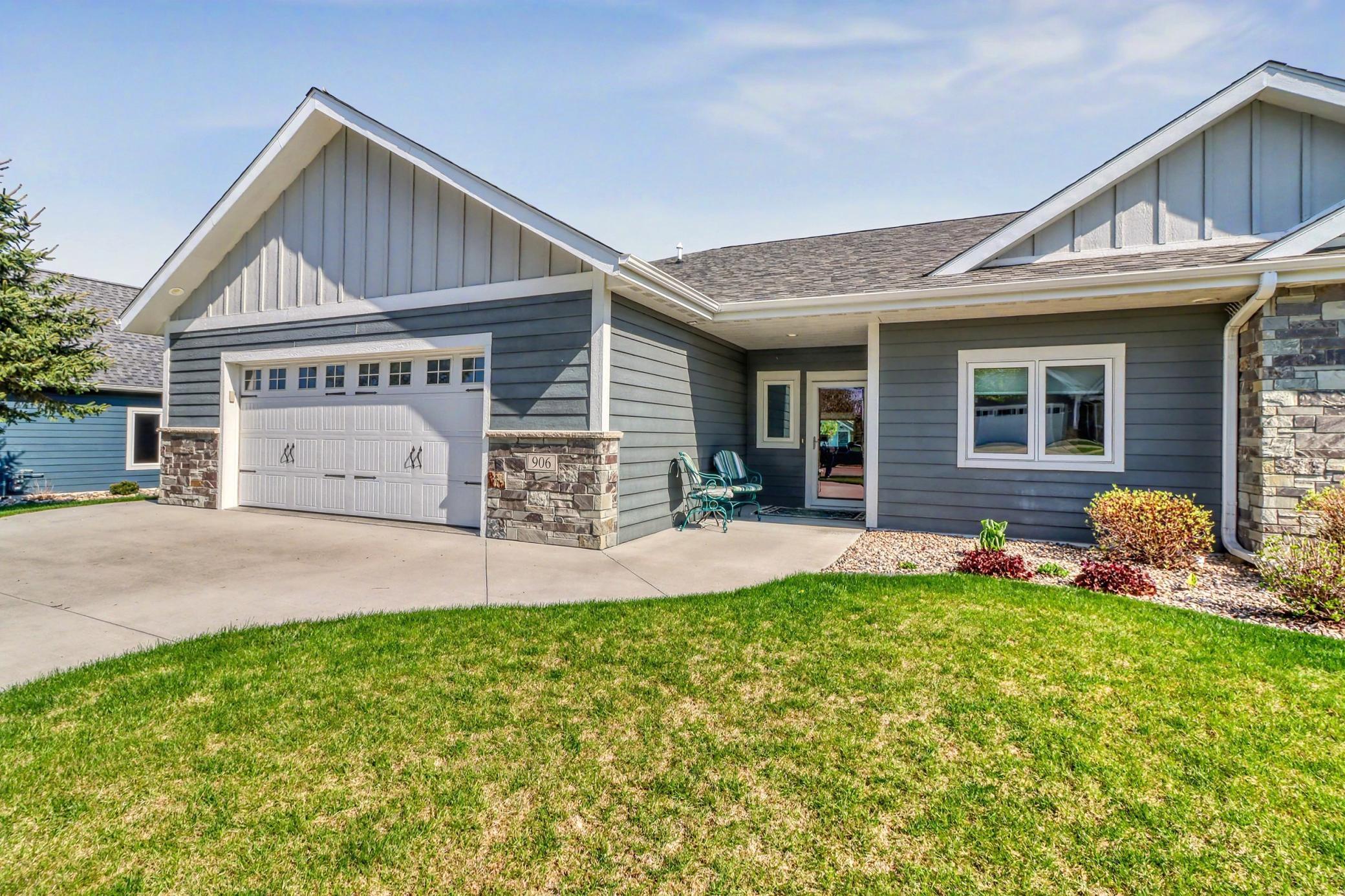 906 Lake Forest Circle