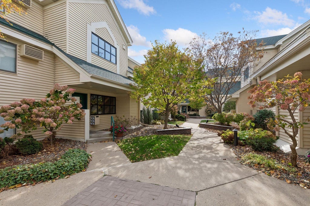 Photo of 7605 Edinborough Way #6117, Edina, MN 55435 (MLS # 7167071)
