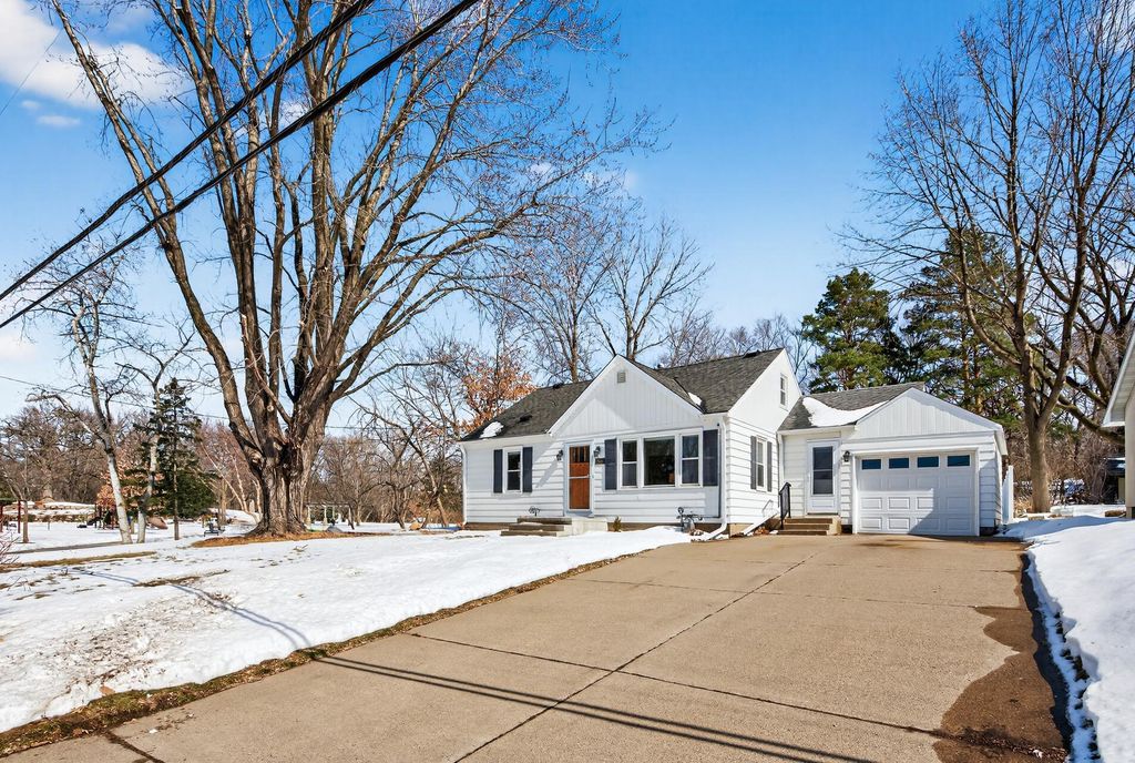 Photo of 1946 Chatsworth Street N, Roseville, MN 55113 (MLS # 7006244)