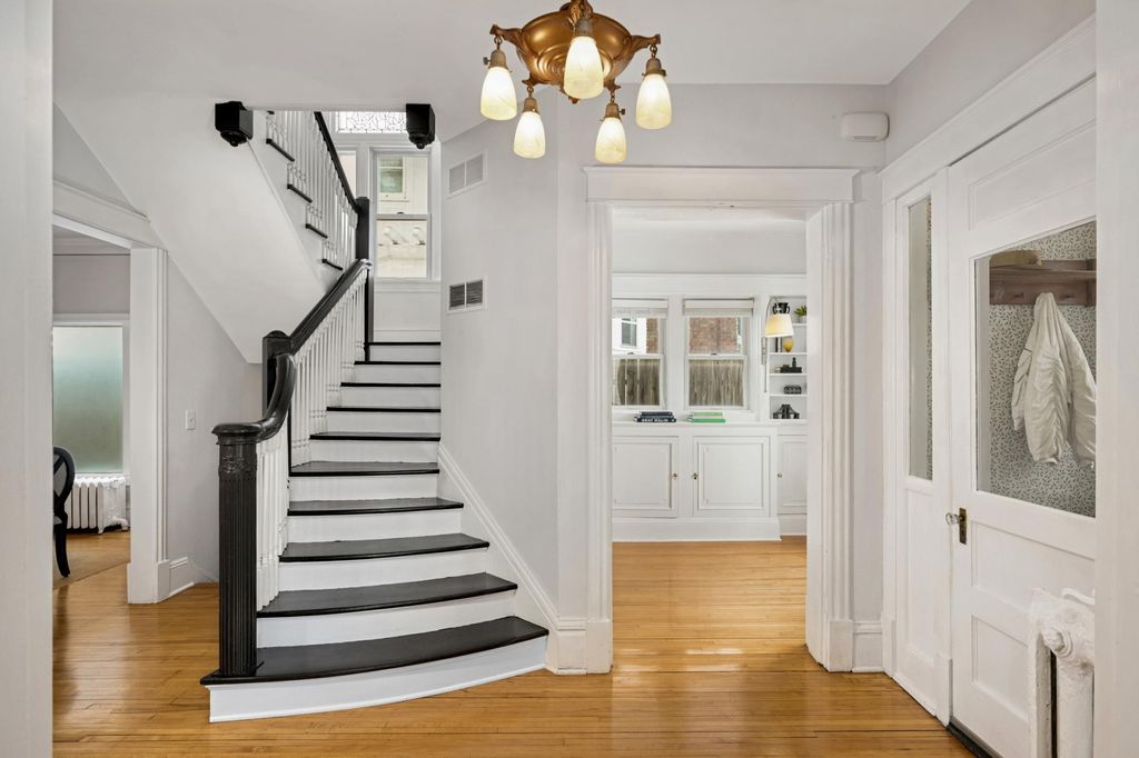 Photo of 2418 Pillsbury Avenue S, Minneapolis, MN 55404 (MLS # 7038837)